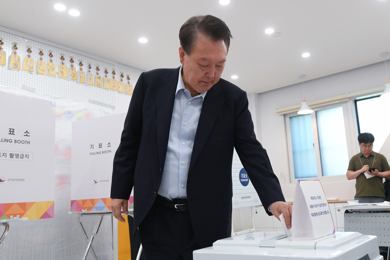 윤석열 전 대통령이 제21대 대통령 선거일인 3일 서울 서초구 원명초등학교에 마련된 서초4동제3투표소에서 투표함에 투표 용지를 넣고 있다. [연합]