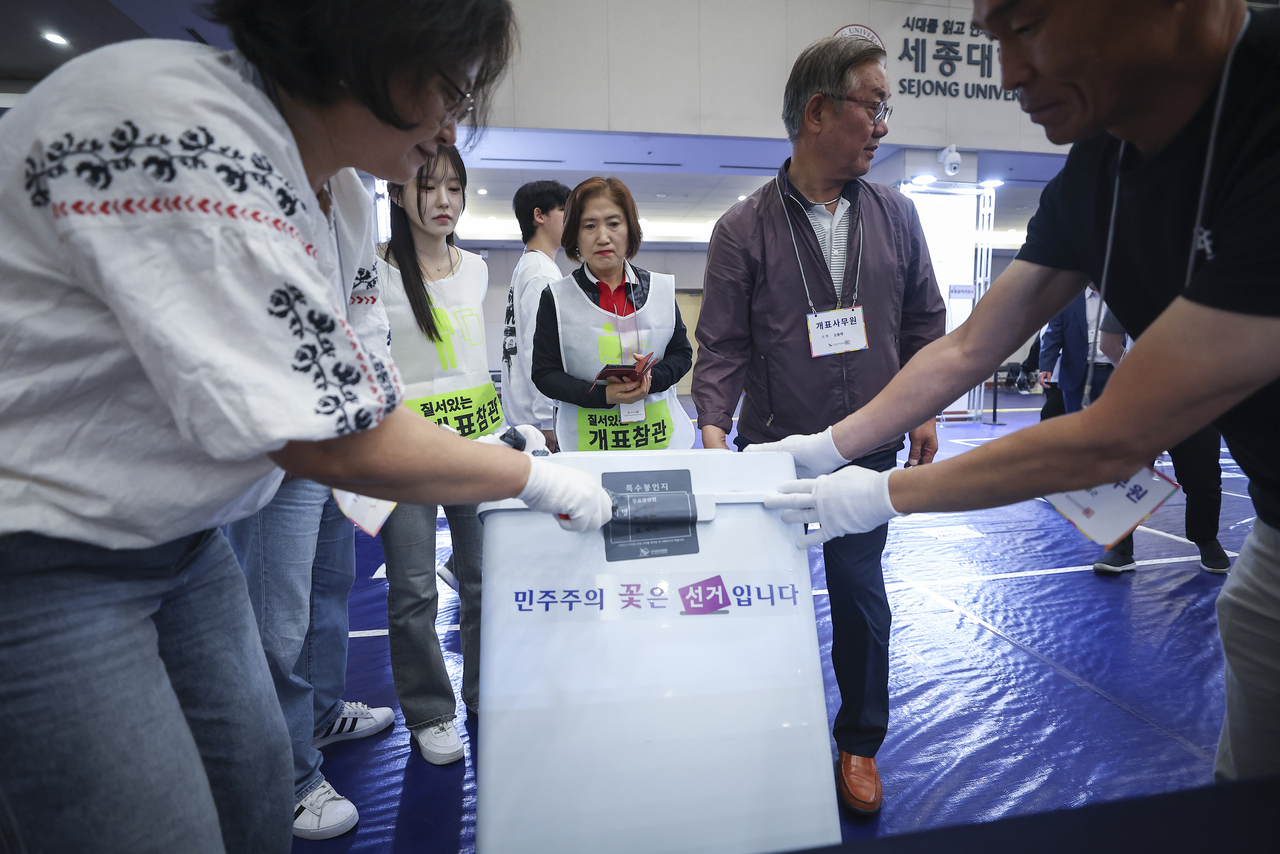 제21대 대통령 토토사이트 털림일인 3일 서울 광진구 세종대학교 컨벤션센터에 설치된 개표소에서 개표사무원들이 관내 투표소에서 이송된 투표함을 옮겨 개표하기 위해 특수 봉인지를 떼어내고 있다. [연합]