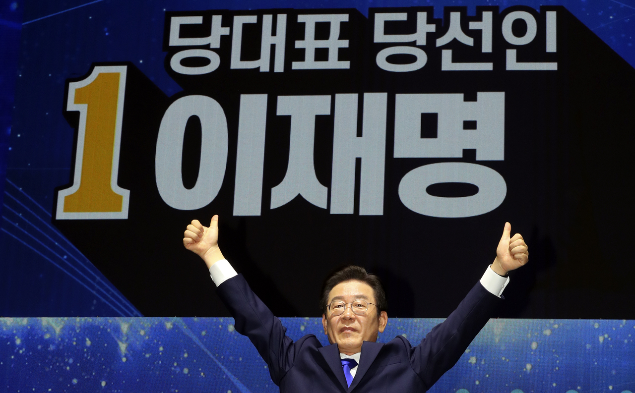 이재명 대통령이 지난 2022년 8월 18일 송파구 올림픽 체조경기장에서 열린 제5차 정기전국대의원대회에서 당 토토사이트 토스 입금로 선출된 뒤 두 팔 들어 인사하는 모습. [연합]