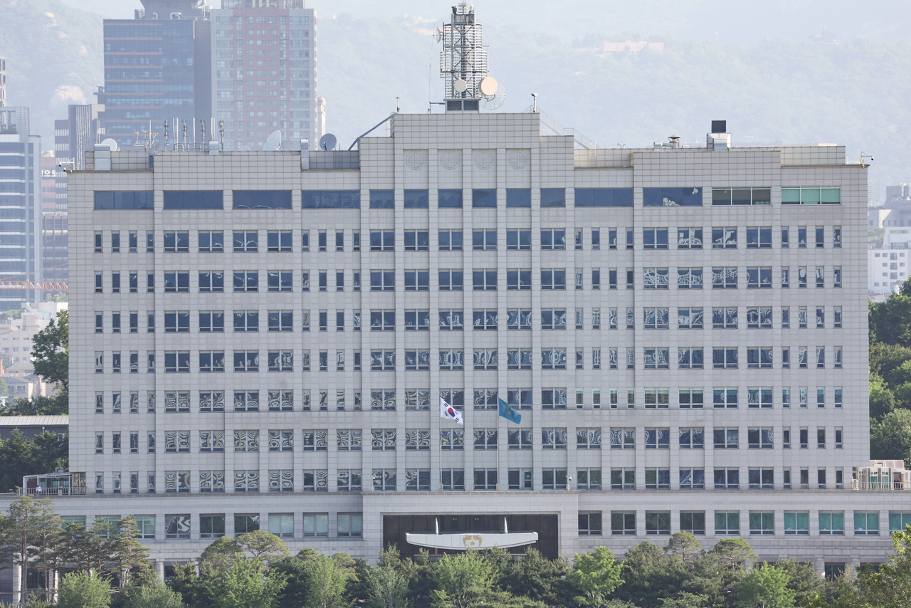 이재명 제21대 대통령 임기가 시작된 4일 서울 용산구 대통령실 청사에 봉황기가 태극기와 함께 휘날리고 있다. [연합]