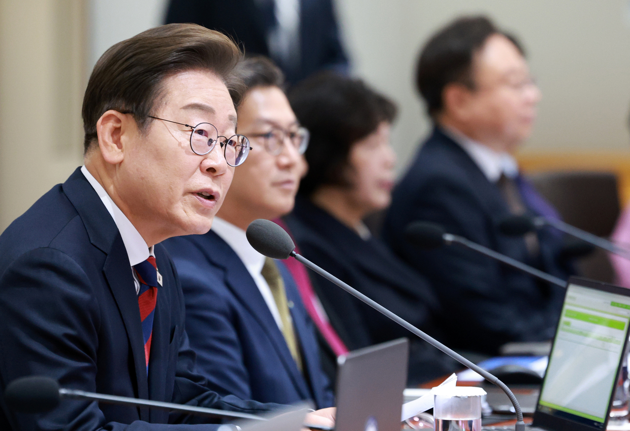 이재명 대통령이 5일 서울 용산 대통령실 청사에서 열린 국무회의에서 발언하고 있다. [연합]