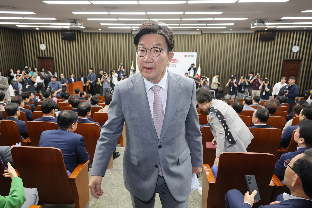 권성동 국민의힘 원내더블유 토토가 5일 서울 여의도 국회에서 열린 의원총회에서 사퇴 의사를 밝힌 뒤 회의장을 나서고 있다. [연합]