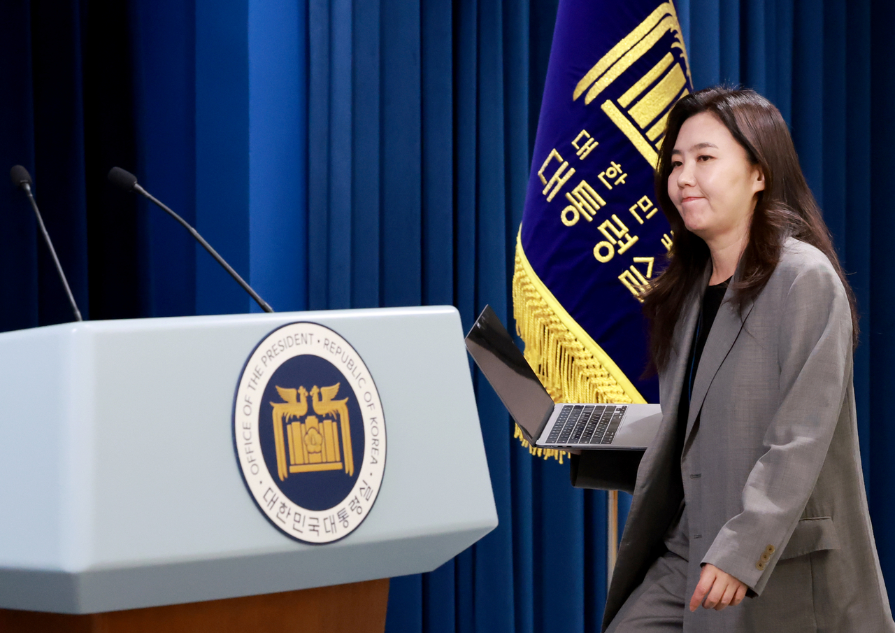 강유정 대통령실 토토사이트 경찰 조회. 사진은 5일 서울 용산 대통령실 청사에서 현안 브리핑을 하기 위해 마이크 앞으로 향하는 모습. [연합]