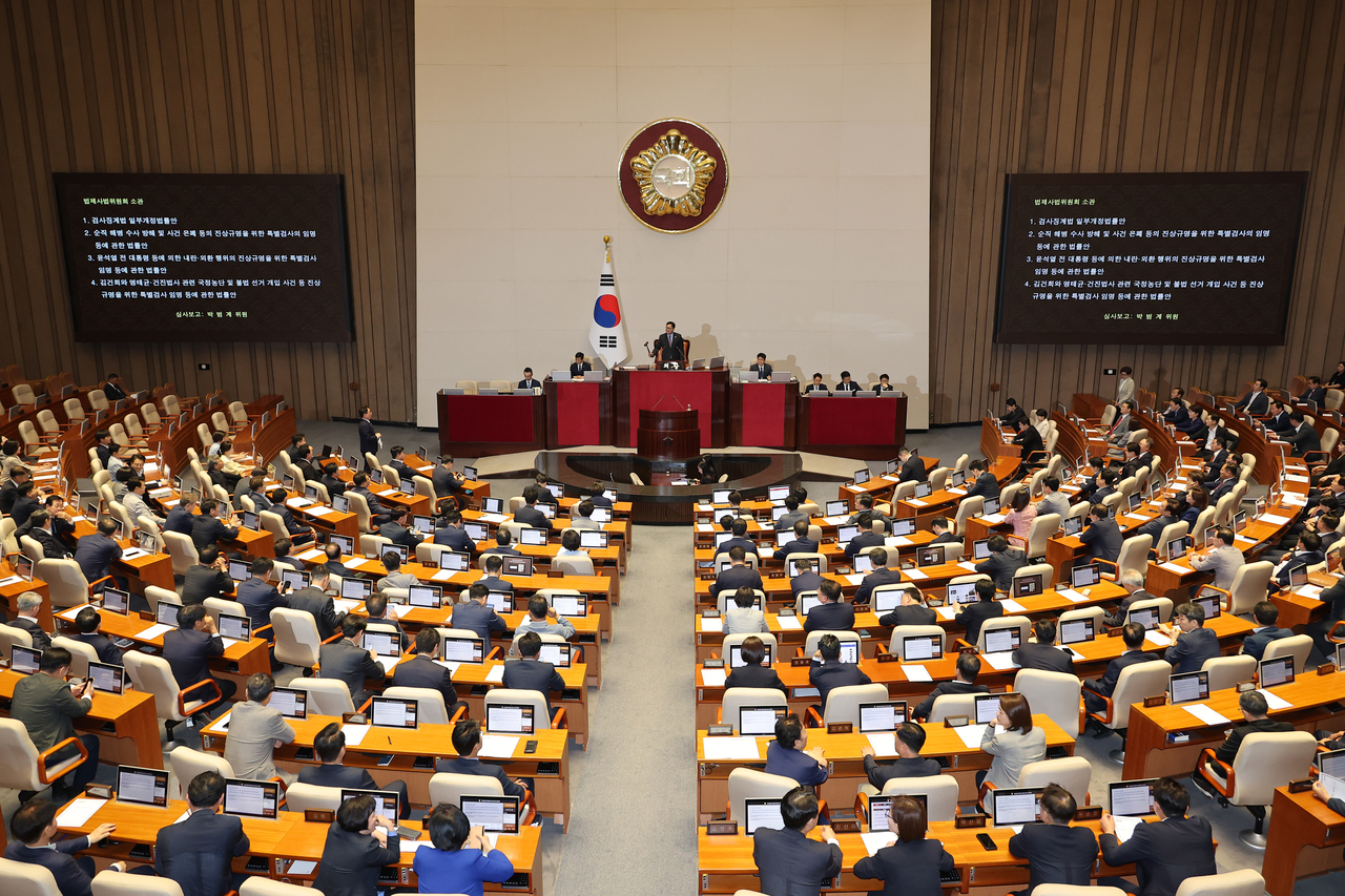 우원식 국회의장이 5일 국회 본회의에서 내란 토토사이트 펫과 김건희 여사 토토사이트 펫, 채해병 토토사이트 펫 등 3대 토토사이트 펫과 검사징계법을 상정하고 있다. [연합]