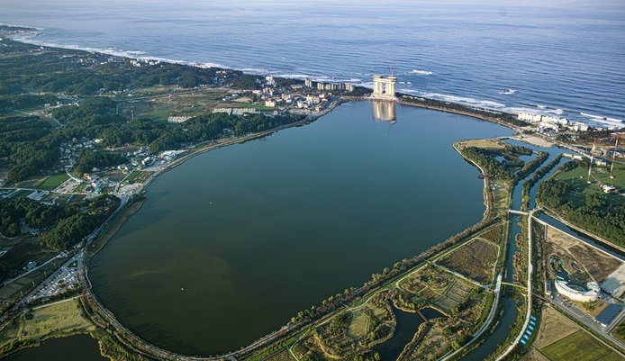 Gyeongpoho in Gangneung, Gangwon Province (Korea Tourism Organization)