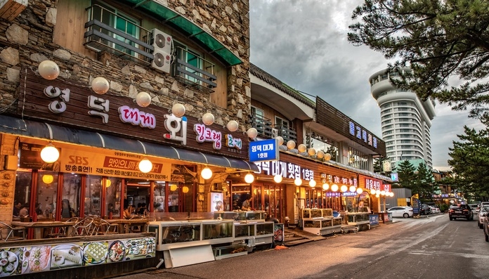 Seafood restaurants along Gyeongpo Beach in Gangneung, Gangwon Province (Korea Tourism Organization)