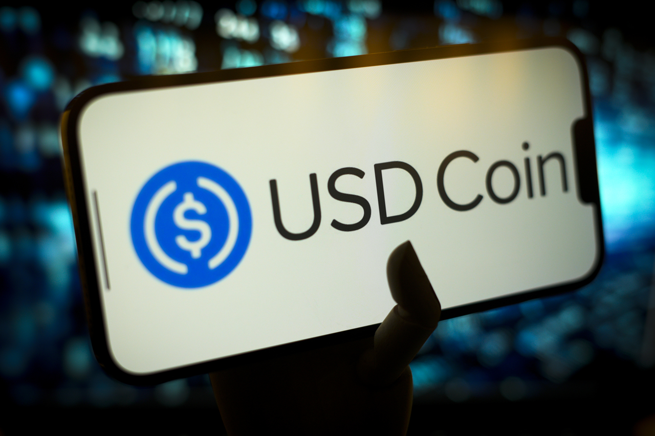 미국 증시에 상장한 서클의 USD미슐랭토토 로고가 휴대폰 화면에 나타나 있다. [게티이미지]