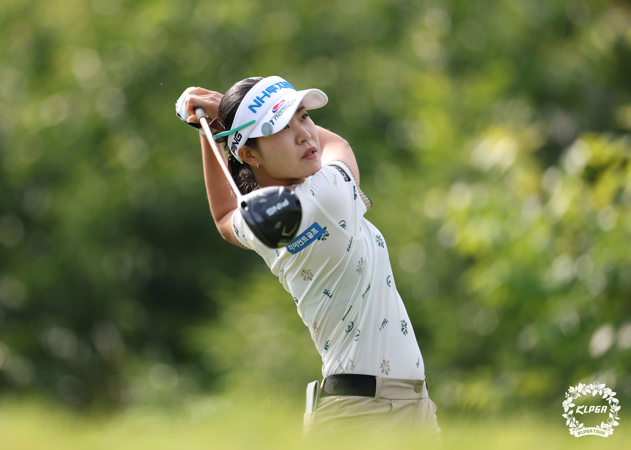 대회 첫날 오버파로 부진해 대기록 달성에 적신호가 켜진 랜드토토. [사진=KLPGA]