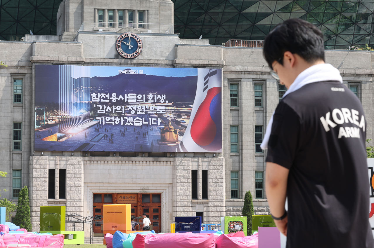 A young man pays silent tribute at Seoul Plaza on Friday. (Yonhap)