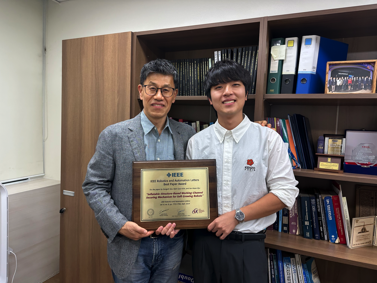 토토사이트 bts(왼쪽) KAIST 건설및환경공학과 교수와 김남균 박사과정이 최우수논문상 상패를 들고 기념촬영을 하고 있다.[KAIST 제공]