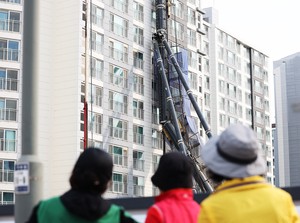 'I thought it was an earthquake': 80-ton drilling rig falls on apartment block