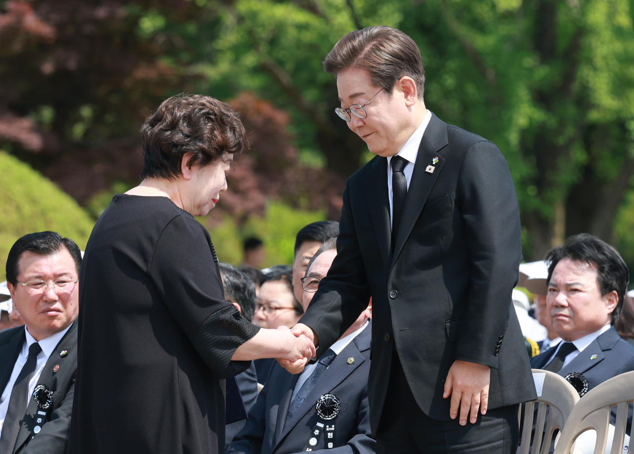 President Lee Jae-myung offers words of comfort to Song Jae-sook, daughter of the late Korean War veteran Pfc. Song Young-hwan, after she read a letter to her late father at the 70th Memorial Day ceremony at Seoul National Cemetery on Friday. (Photo Pool via Yonhap)