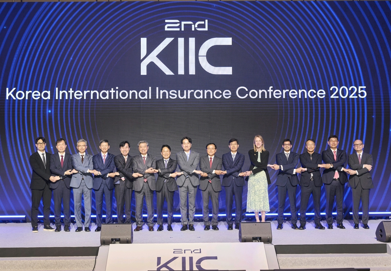 지난 4~5일 인천 영종도 인스파이어 리조트에서 열린 제 2회 글로벌 보험 컨퍼런스(KIIC)에서 정광민(왼쪽부터) 포스텍 교수, 오홍주 손보협회 전무, 서지훈 한화손보 부사장, 원종규 코리안리 사장, 하태경 보험연수원 원장, 허창언 보험개발원 원장, 이문화 삼성화재 사장, 이형주 금융위 상임위원, 강영구 화보협회 이사장, 안철경 보험연구원 원장, Aon Tracy-Lee Kus head of global broking center(에이온社 트레이시 리 커스), Marsh Singapore Mohit Kanthra head of specialty asia(마쉬社 모힛 칸트라), 이흥수 UIB 대표,강두석 LK 대표, The Geneva Association Jad Ariss managing director(제네바협회 자드 아리스)가 기념 촬영을 하고 있다. [삼성화재 제공]