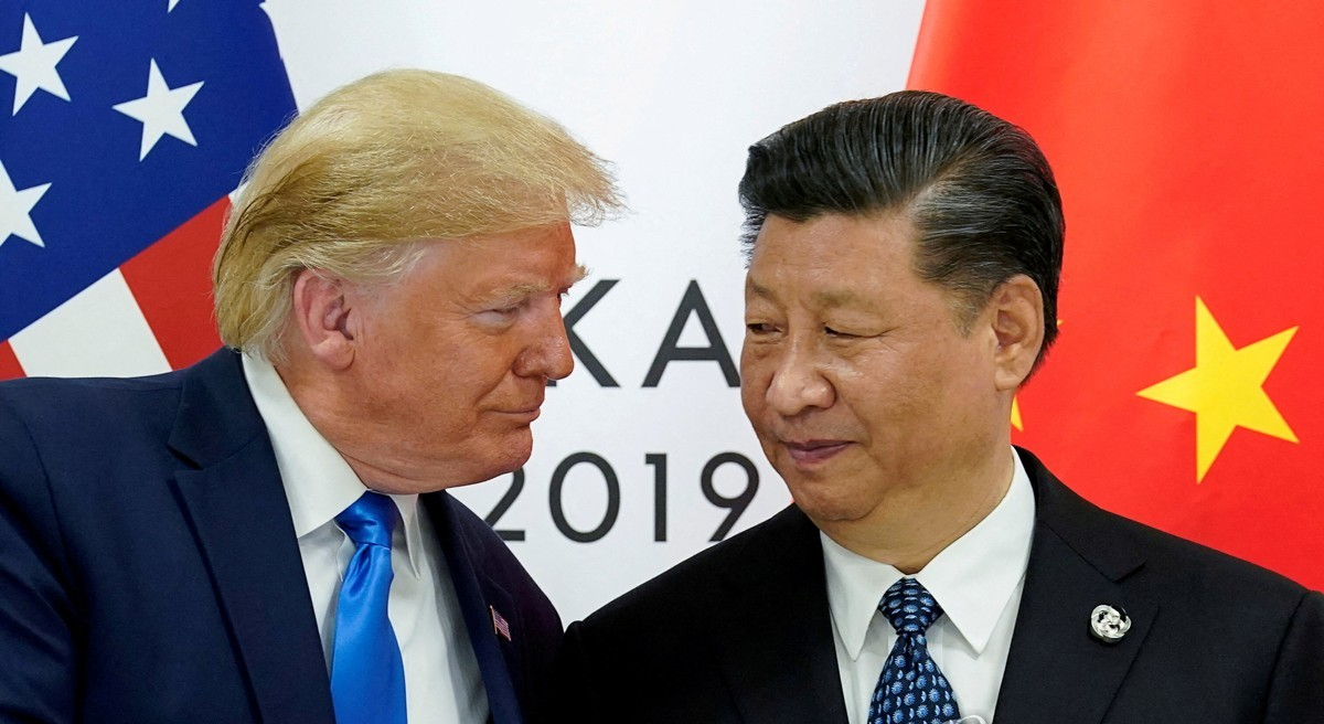 This file photo, released by Reuters, shows U.S. President Donald Trump meeting Chinese President Xi Jinping at the start of their bilateral meeting at the G20 leaders summit in Osaka, Japan on June 29, 2019. (Yonhap)