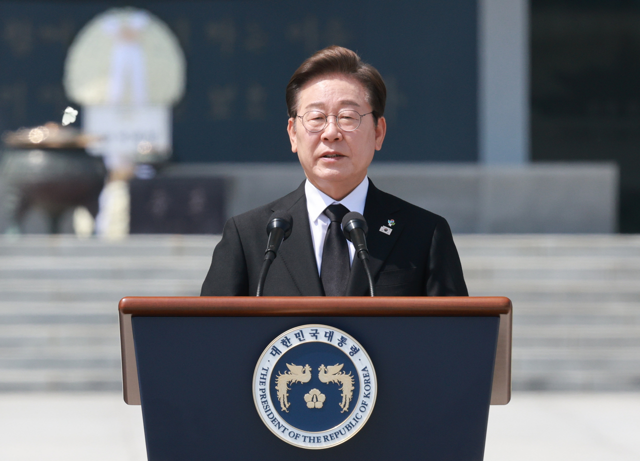 President Lee Jae-myung delivers a memorial address at the 70th Memorial Day ceremony at Seoul National Cemetery on Friday.  (Pool Photo via Yonhap)