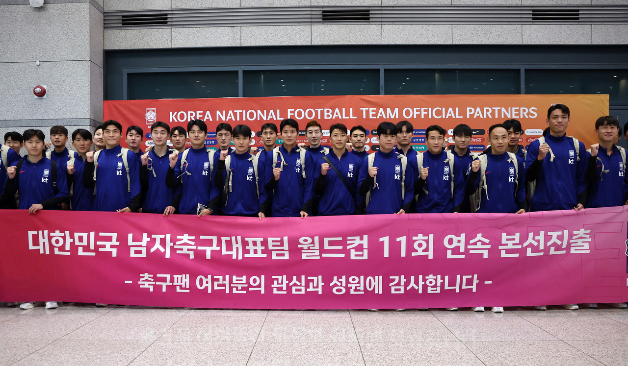 Members of the South Korean men's national football team pose for group photos at Incheon International Airport, west of Seoul, on Friday, after qualifying for the 2026 FIFA World Cup with a 2-0 win over Iraq the previous night in Basra, Iraq. (Yonhap)