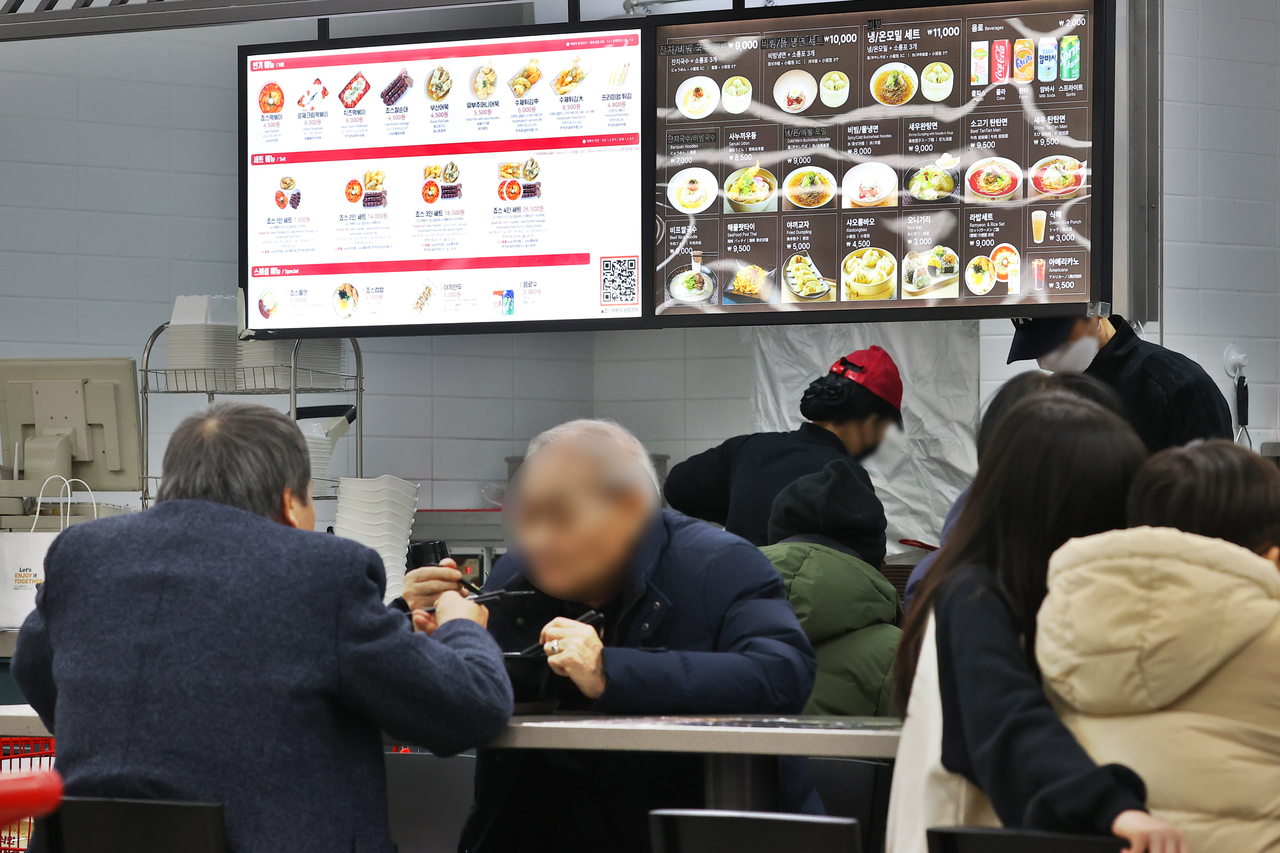 서울의 한 대형마트 푸드코트에서 식사하는 시민들 [연합]
