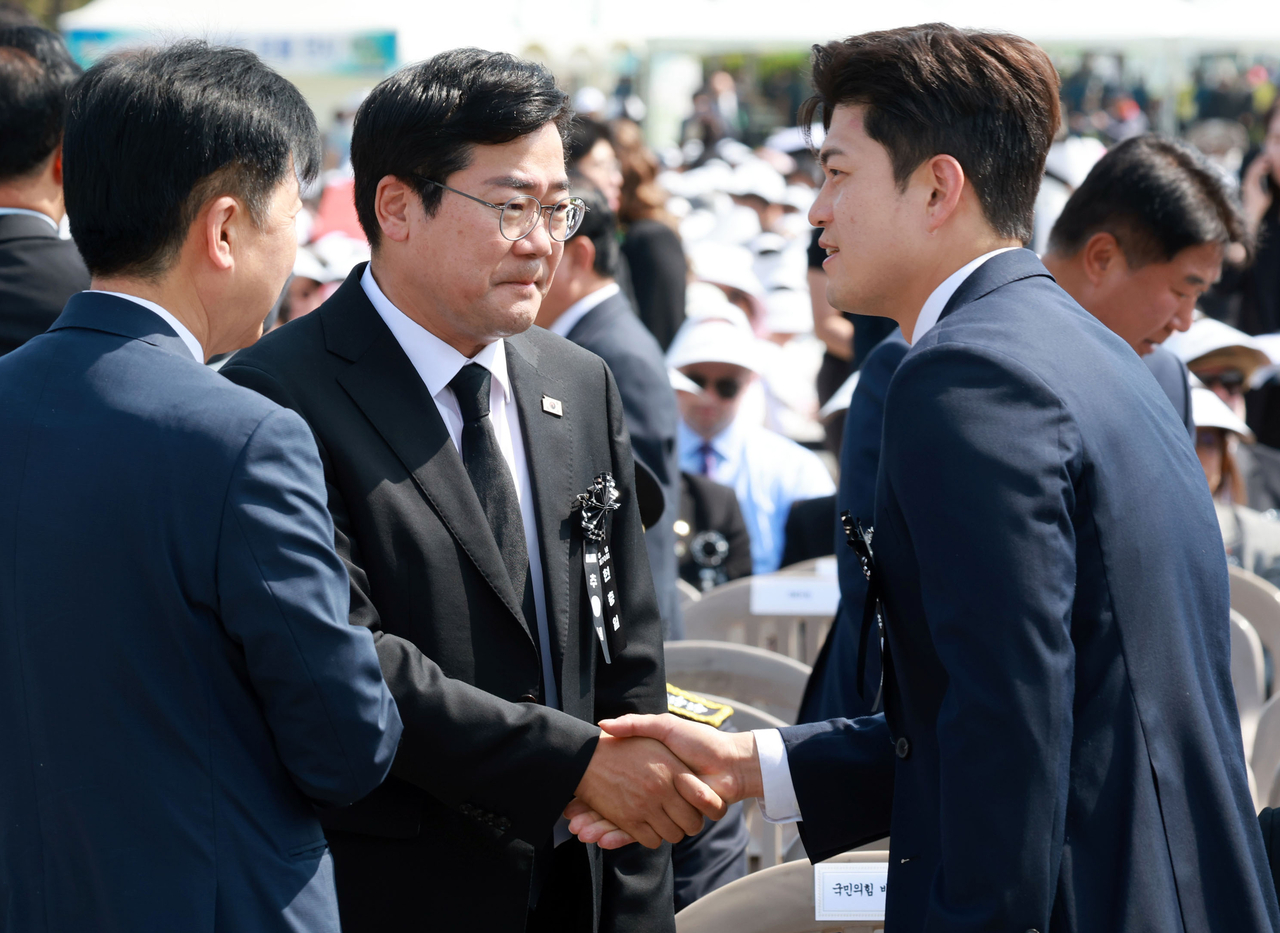 더불어민주당 박찬대 당 대표 권한대행 겸 원내대표와 국민의힘 김용태 비상대책위원장이 6일 서울 동작구 국립서울현충원에서 열린 70회 현충일 추념식에 참석해 인사하고 있다. [대통령실통신사진기자단]