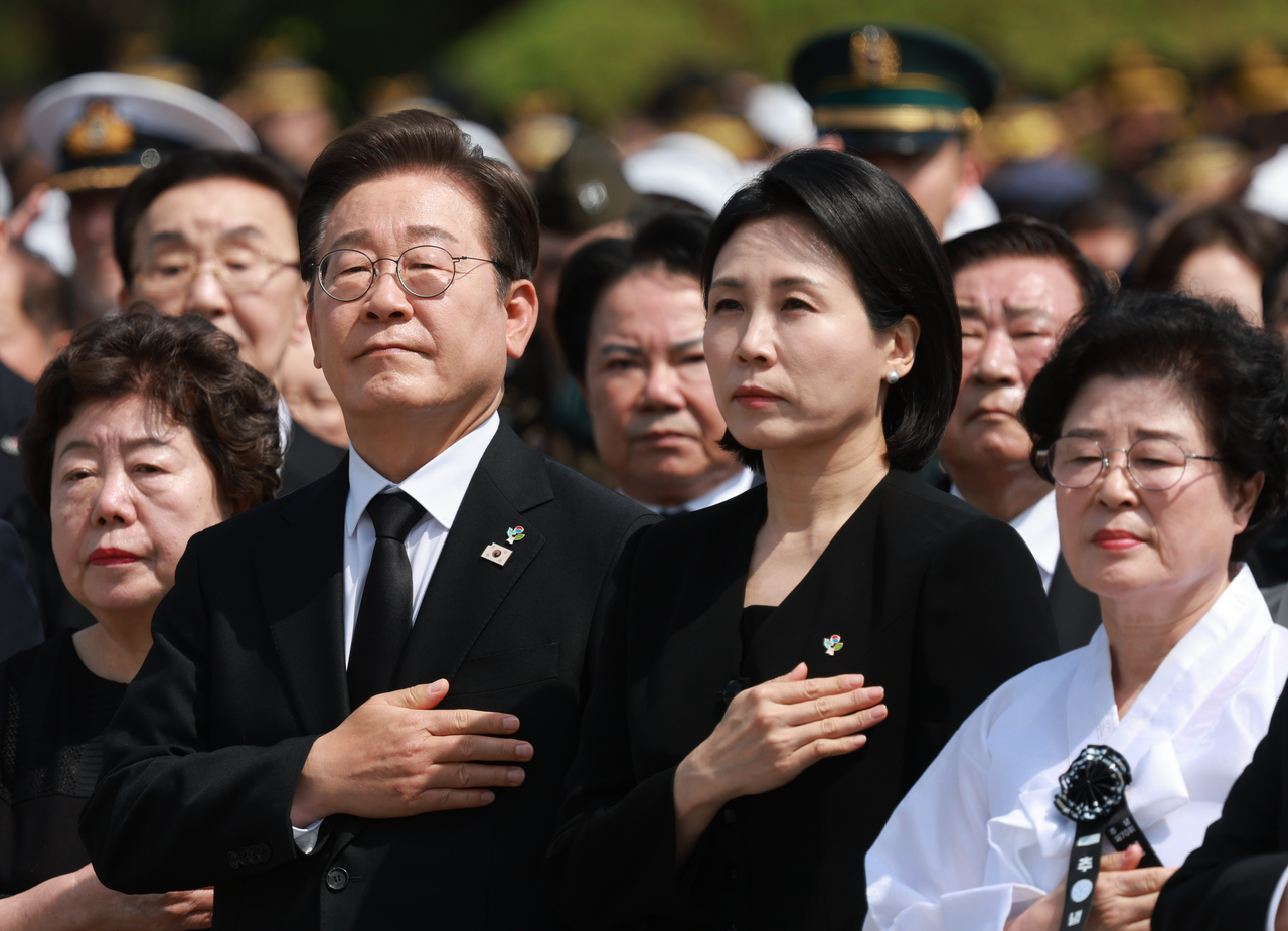 이재명 토토사이트 배너만들기과 김혜경 여사가 6일 서울 동작구 국립서울현충원에서 열린 70회 현충일 추념식에서 국기에 경례하고 있다. <연합>