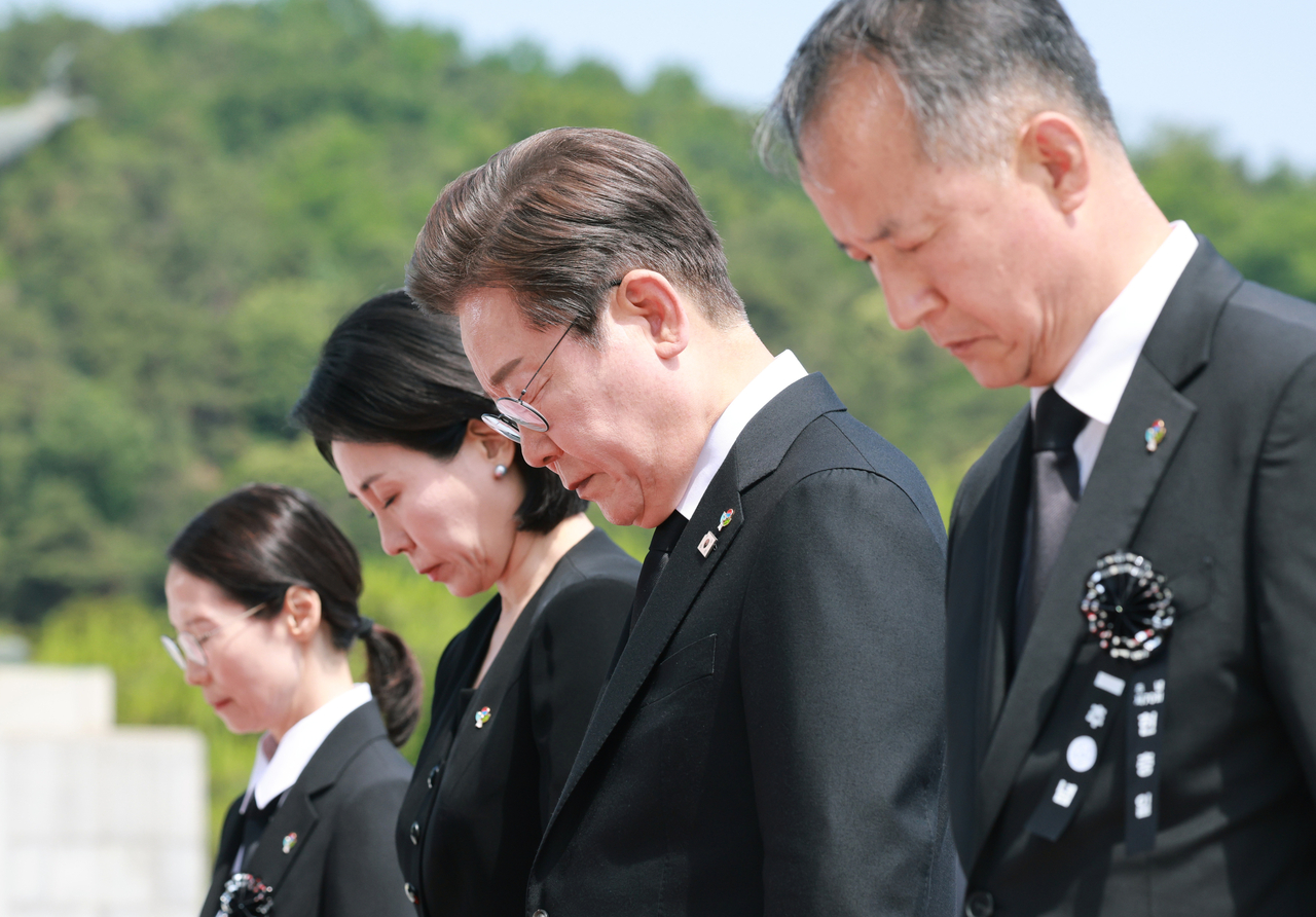 이재명 토토사이트 필드원과 김혜경 여사가 6일 서울 동작구 국립서울현충원에서 열린 70회 현충일 추념식에서 현충탑을 참배하고 있다.<연합>