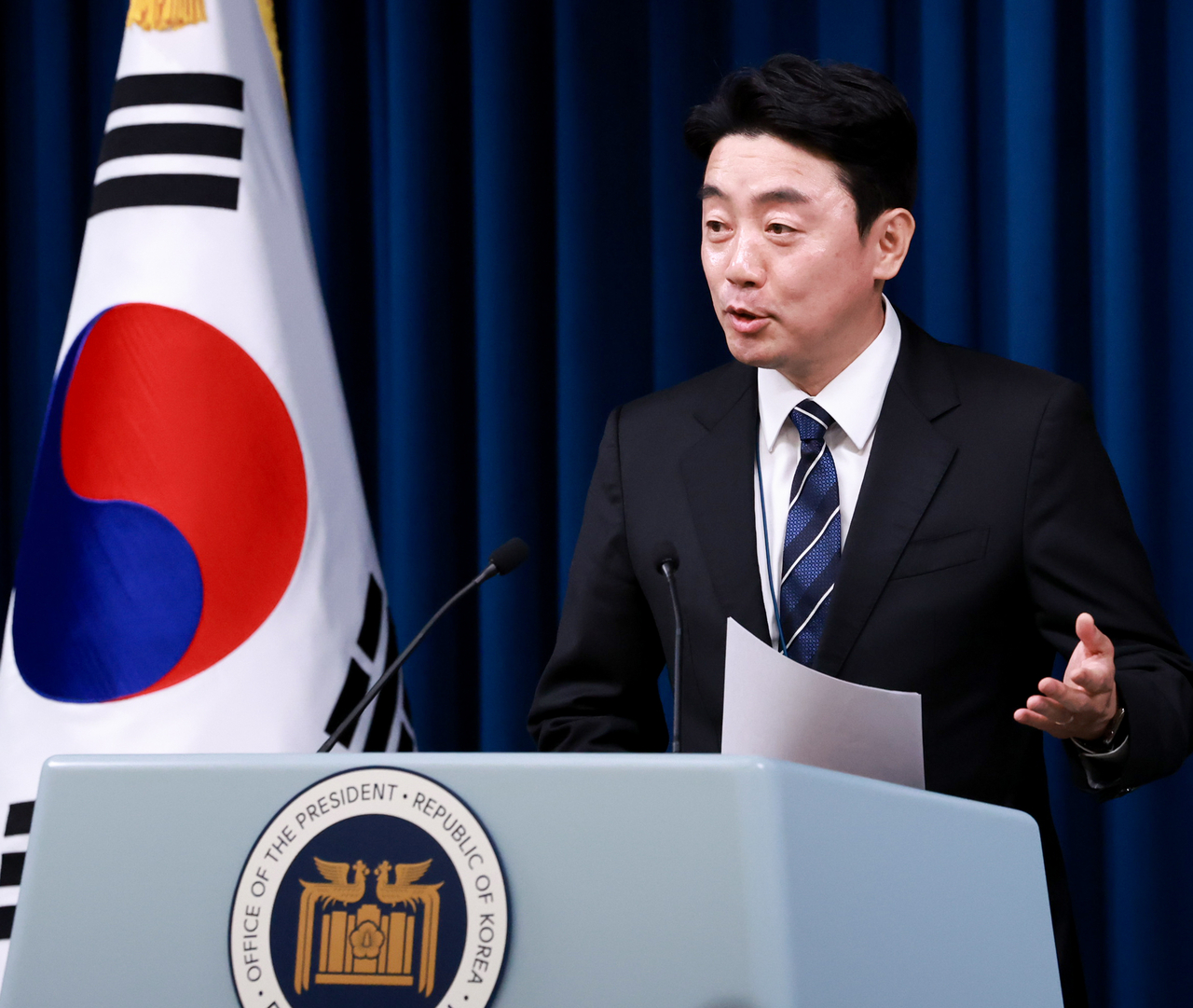 Kang Hoon-sik, chief of staff to President Lee Jae-myung, speaks at a briefing Friday. Yonhap
