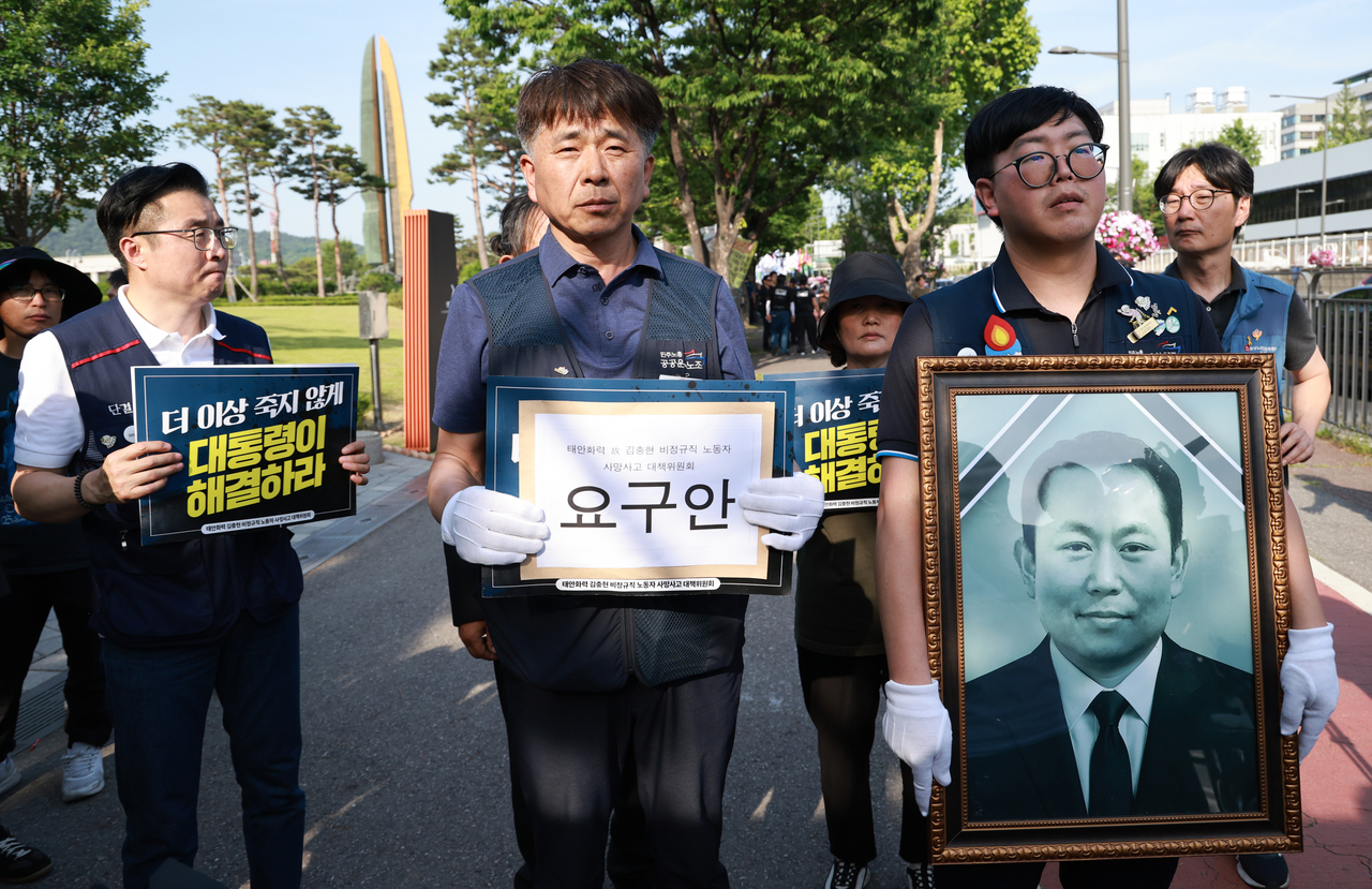 엄길용 공공운수노조 위원장, 유족, 태안화력발전소 사고 대책위 관계자들이 6일 서울 용산 토토추천 파워볼사이트 청사 인근 전쟁기념관 앞에서 사고 희생자 고(故) 김충현 씨와 관련해 강훈식 대통령비서실장에게 요구 서한 전달하기 위해 이동하고 있다. <연합>