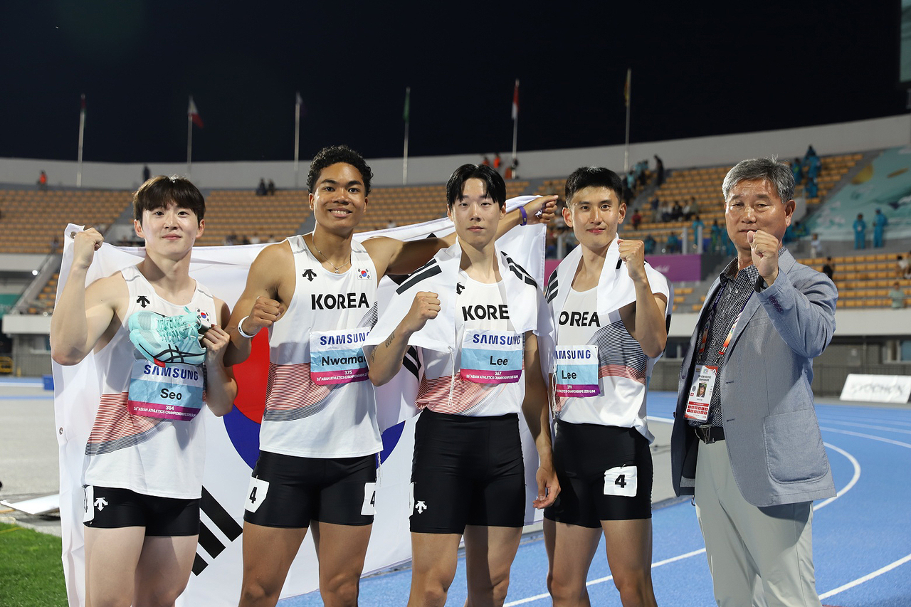 예천군청 나마디 조엘 진(왼쪽 두번째) 선수가 2025 구미 아시아육상선수권대회 400m계주 금메달을 딴 후 동료 및 최인해 예천군청 육상감독(대한육연 부회장)과 함께 기념사진을 찍고 있다.[예천군 제공]