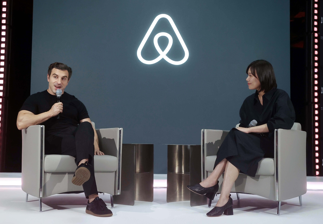 Airbnb co-founder and CEO Brian Chesky (left) and Airbnb Korea country manager Seo Ga-yeon attend a press conference in Seoul on Wednesday. (Airbnb Korea)