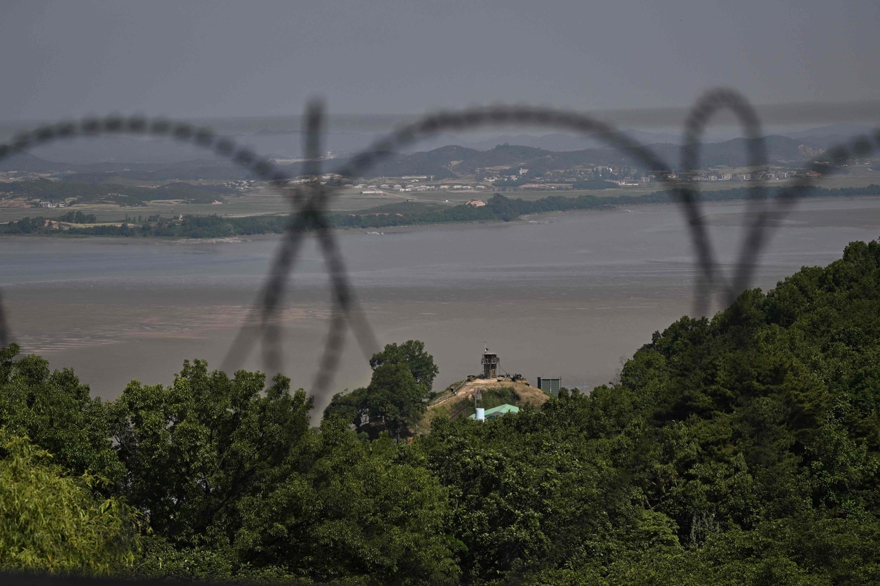 A South Korean watchtower is seen at the border with North Korea, divided by the Imjin River in Paju, north of Seoul, on Thursday. (Yonhap-AFP)