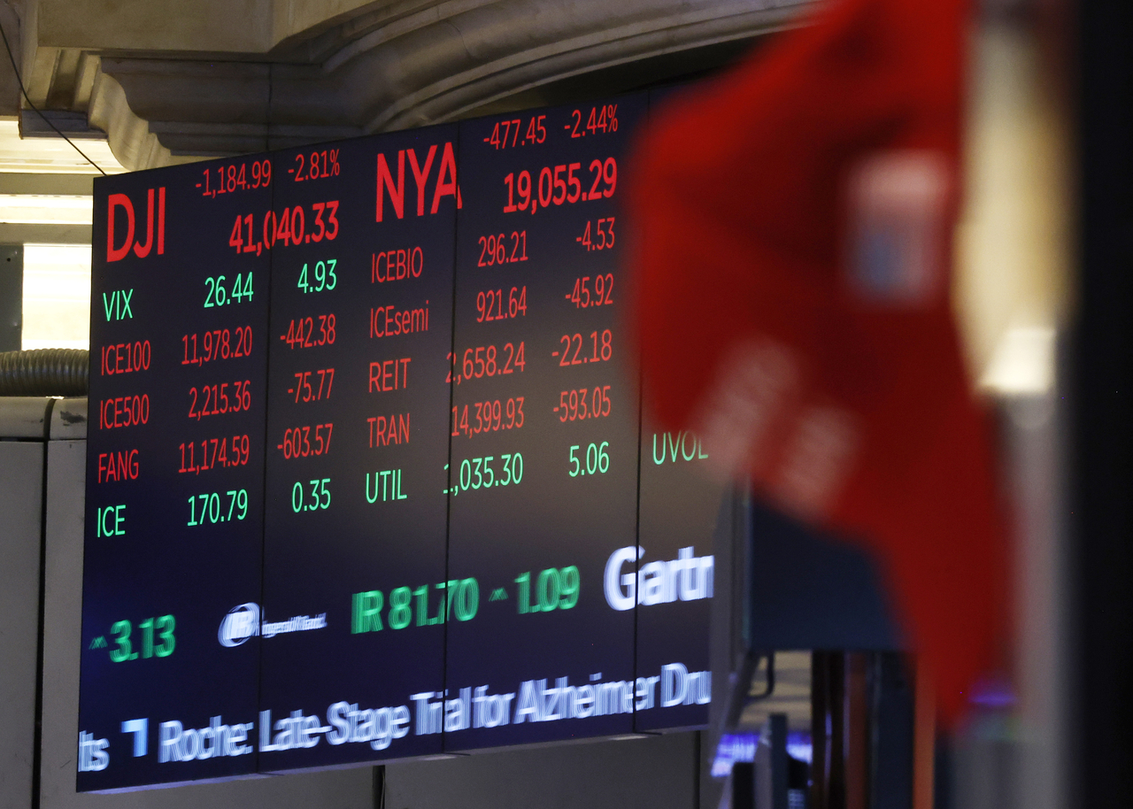 지난 4월  뉴욕증권거래소(NYSE)에서  MAGA(토토사이트 라이타을 다시 위대하게) 모자가 걸려 있다. [UPI]