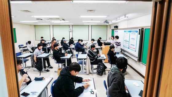 Students wait for the start of the College Scholastic Ability Test at Kyungbock High School in Jongno-gu, Seoul, on Nov. 14, 2024, the day of the 2025 academic year exam. (Joint Press Corps)