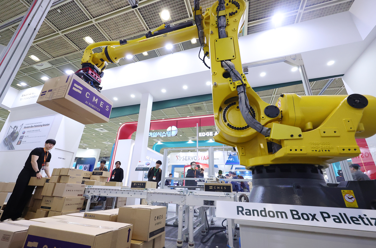 An AI-powered logistics sorting system is being demonstrated at Coex in Gangnam-gu, Seoul, in March. (Yonhap)