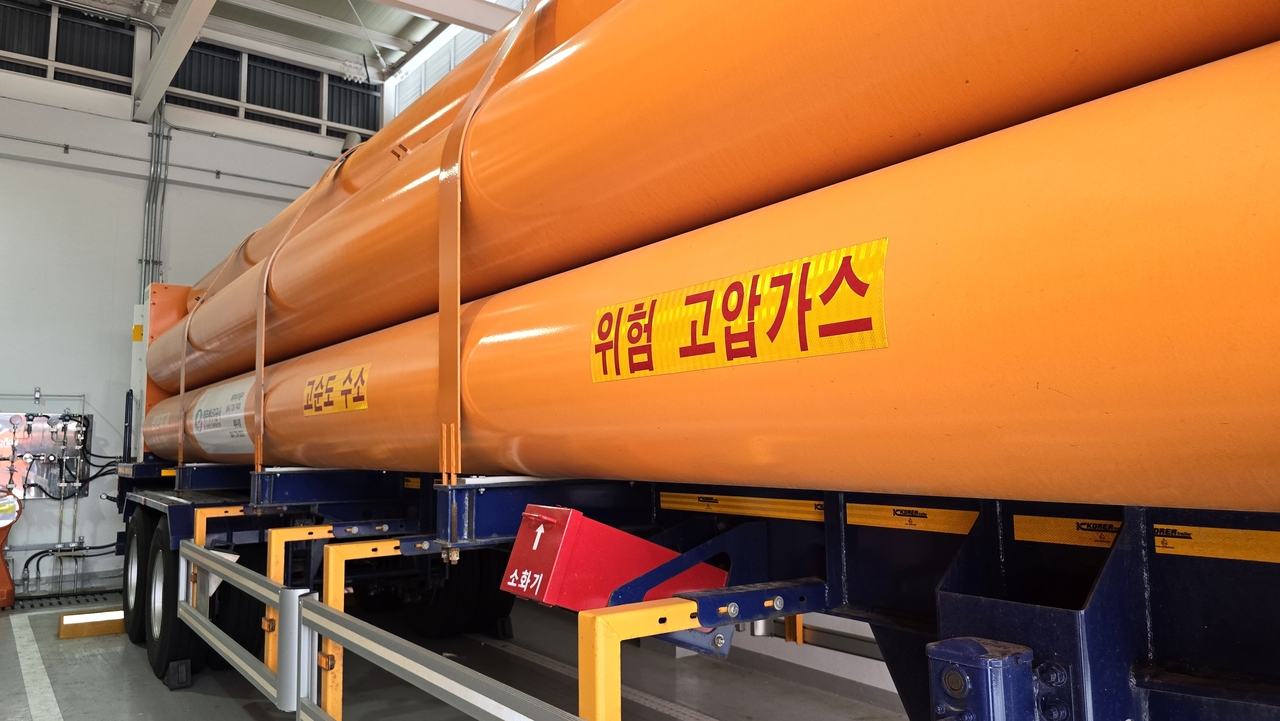 토토사이트 설탕시 구좌읍에 위치한 ‘풍력e 활용 그린수소 생산기지’에서 생산된 그린수소는 튜브 트레일러에 담겨 함덕 수수충전소로 운반된다.[사진-공동취재단]