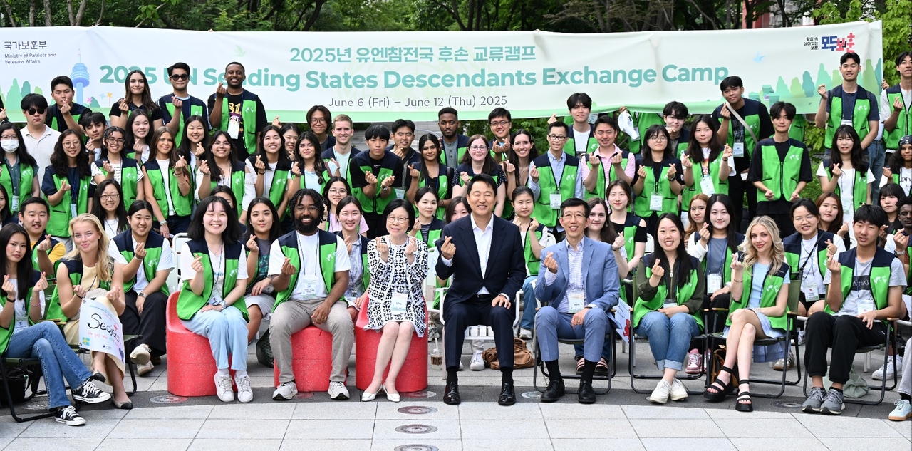 오세훈 서울시장이 8일 서울 광화문광장에서 6·25 전쟁 유엔 그랜드토토 후손 교류캠프 참가자들에게 인사말을 하며 6·25 전쟁 22개 그랜드토토과 국내외 참전용사들을 기리기 위해 조성될 감사의 정원을 소개하고 있다. [서울시 제공]