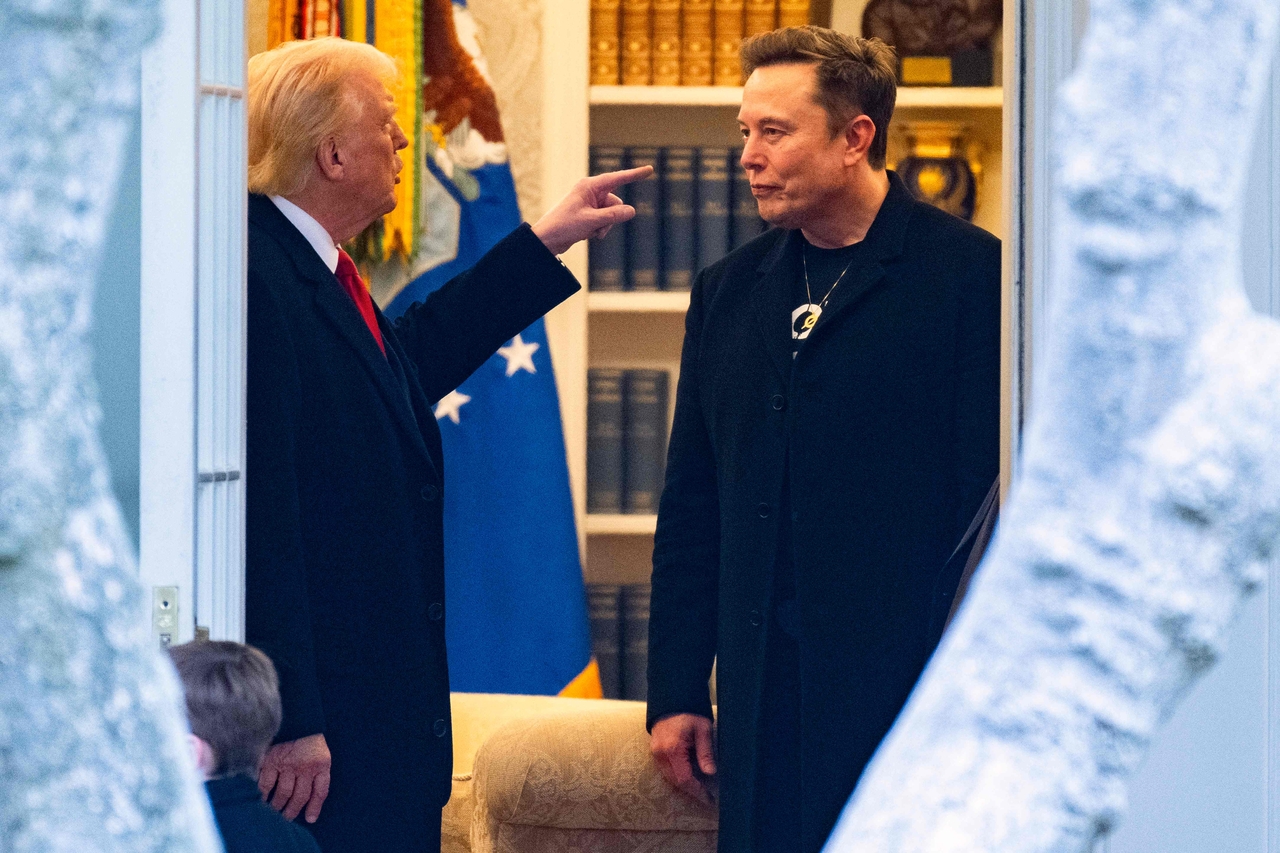 US President Donald Trump (left) and Elon Musk speak before departing the White House on his way to his South Florida home in Mar-a-Lago in Florida on March 14.    AFP-Yonhap