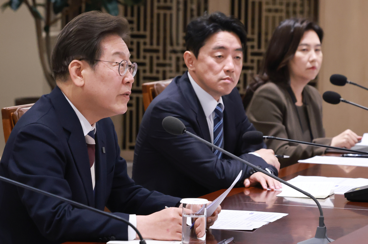 President Lee Jae-myung (left) presides over the first meeting of the emergency economic task force at the presidential office in Seoul on Wednesday. (Yonhap)