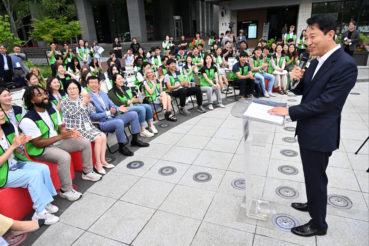 오세훈 서울시장이 8일 서울 광화문광장에서 6·25 전쟁 유엔 그랜드토토 후손 교류캠프 참가자들에게 인사말을 하며 6·25 전쟁 22개 그랜드토토과 국내외 참전용사들을 기리기 위해 조성될 감사의 정원을 소개하고 있다. [서울시 제공]