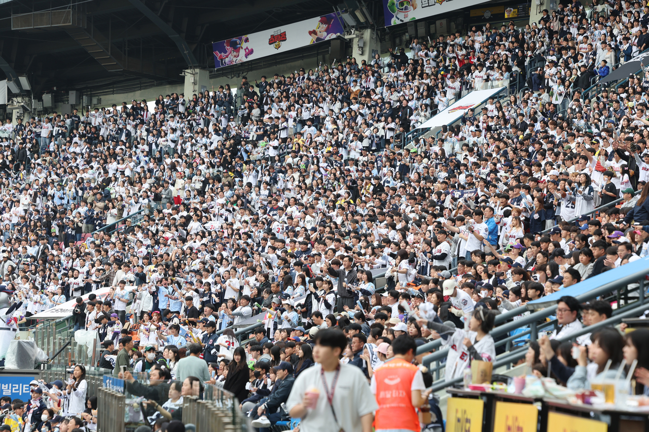 지난달 5일 서울 잠실야구장에서 열린 프로야구 LG 트윈스와 두산 베어스의 경기가 관중들로 꽉 차 있는 모습. [연합]