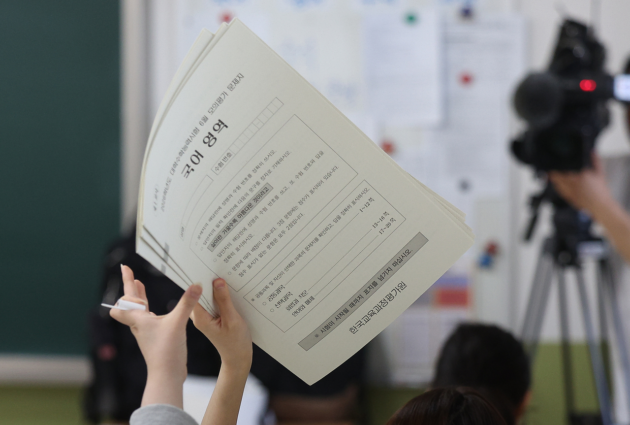 2026학년도 대학수학능력시험 전국연합학력평가(모의평가)가 실시된 지난 4일 대구 수성구 대구여자고등학교에서 토토사이트 순수익 수험생들이 시험 준비를 하고 있다. [연합]