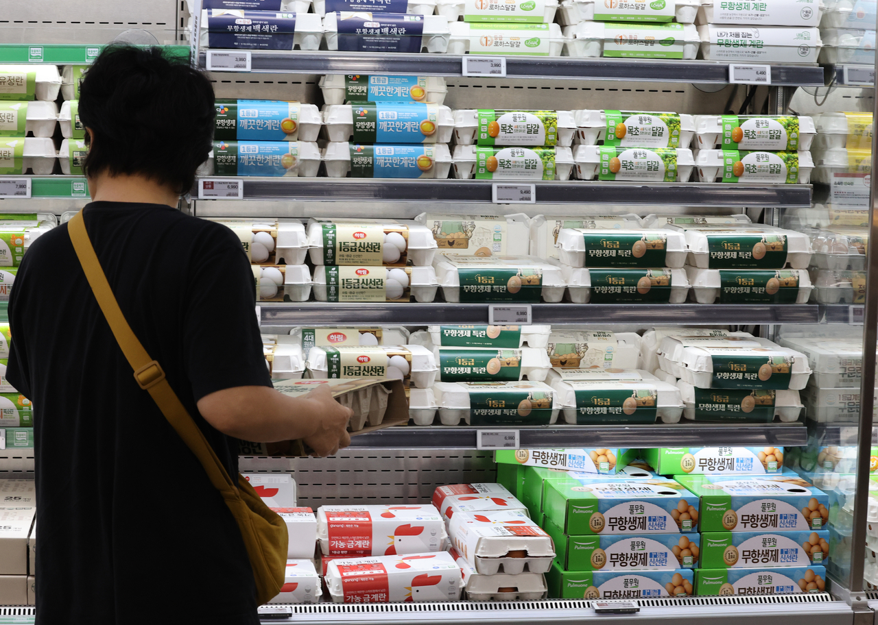 Eggs are displayed at a large supermarket in downtown Seoul on Sunday. (Yonhap)