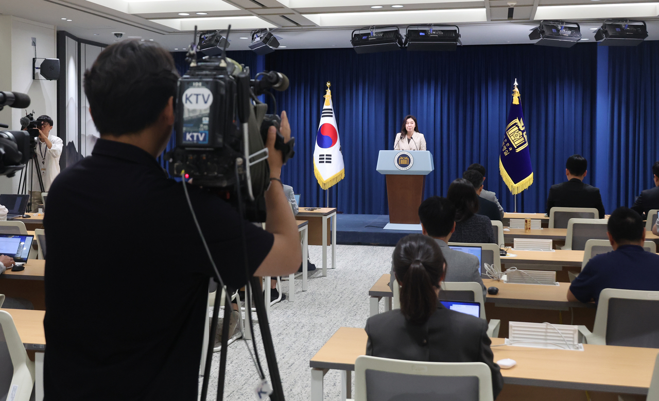 강유정 npb 토토사이트 대변인이 8일 서울 용산 npb 토토사이트에서 기자회견실 정비 관련 설명을 하고 있다. [연합]