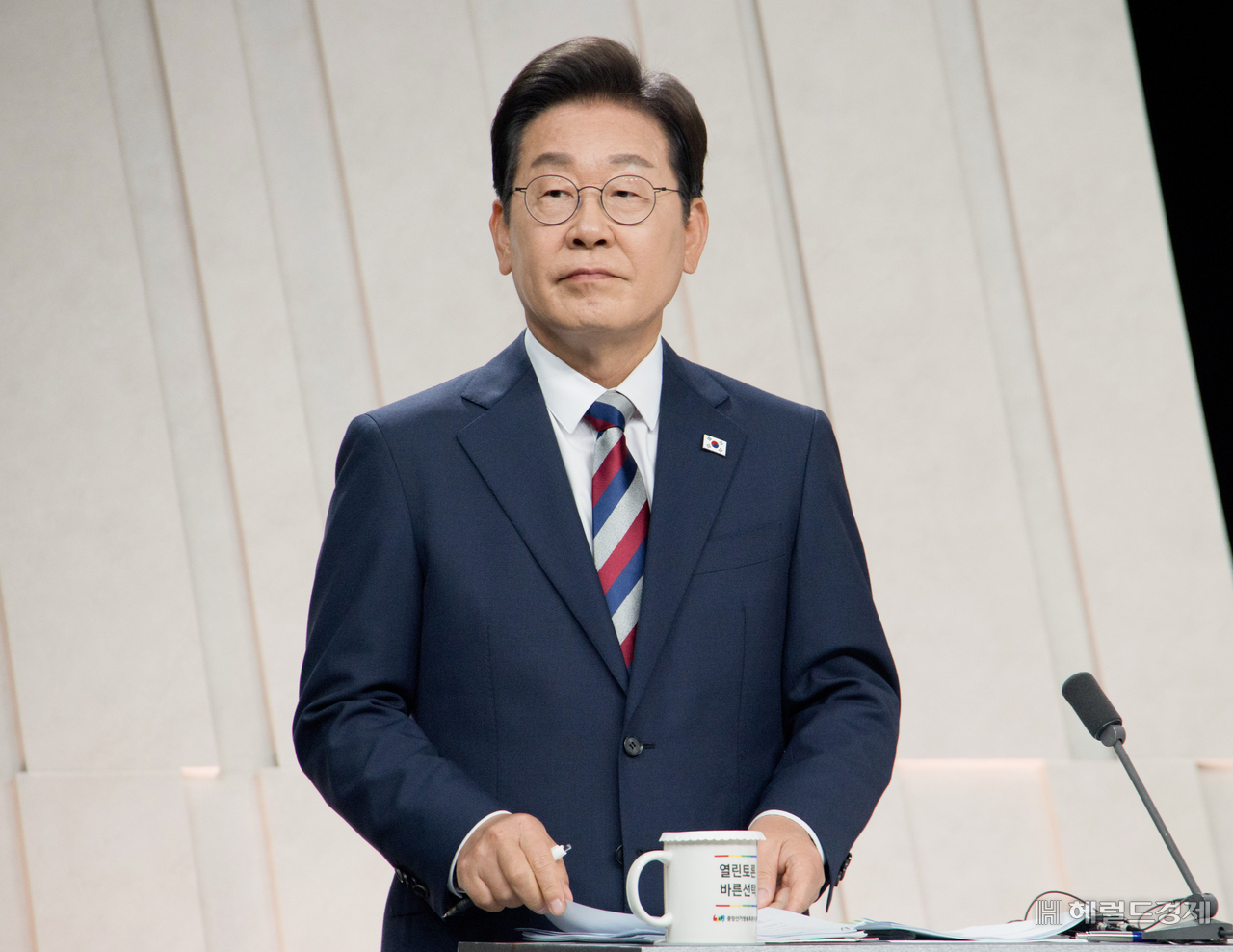 이재명 더불어민주당 대선후보가 27일 오후 서울 마포구 상암동 MBC 스튜디오에서 진행된 제21대 대통령 선거 후보자 3차 토론회에 참석하고 있다. 국회사진기자단