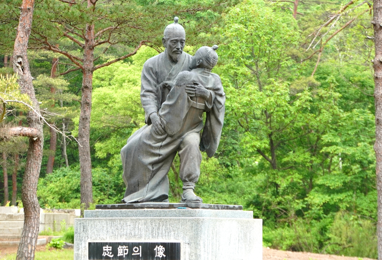 장릉 옆에는 단종의 시신을 수습하는 엄홍도의 동상이 서 있다.