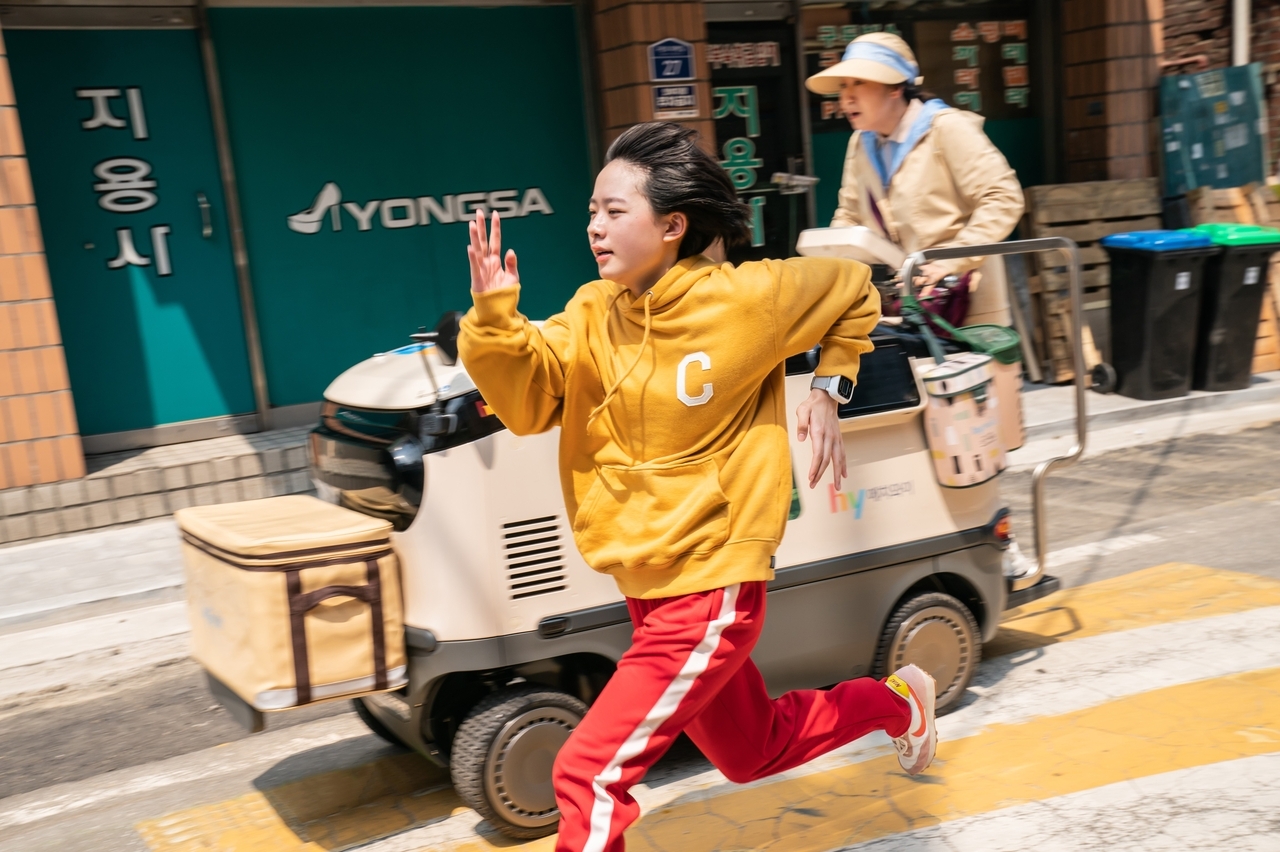 Lee Jae-in (left) and Ra Mi-ran star in "Hi-Five." (Next Entertainment World)