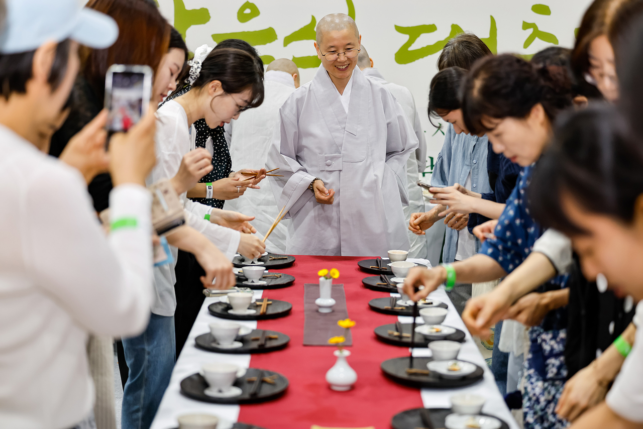 사찰토토사이트 사고 팔고 특화사찰 진관사가  7~8일 서울 서초구 aT센터에서 열린 ‘제4회 사찰토토사이트 사고 팔고 대축제’에서 체험·시식 부스를 운영하고 있다. [한국불교문화사업단]