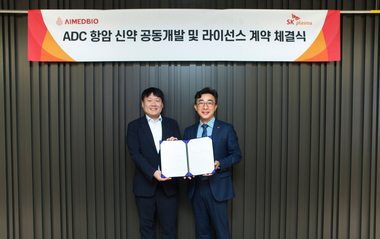 SK플라즈마가 토토사이트 털림 ADC 항암 신약 공동개발 및 라이선스 계약 체결식을 가졌다. 김승주 SK플라즈마 대표이사(오른쪽), 허남구 에임드바이오 대표이사. [SK플라즈마 제공]