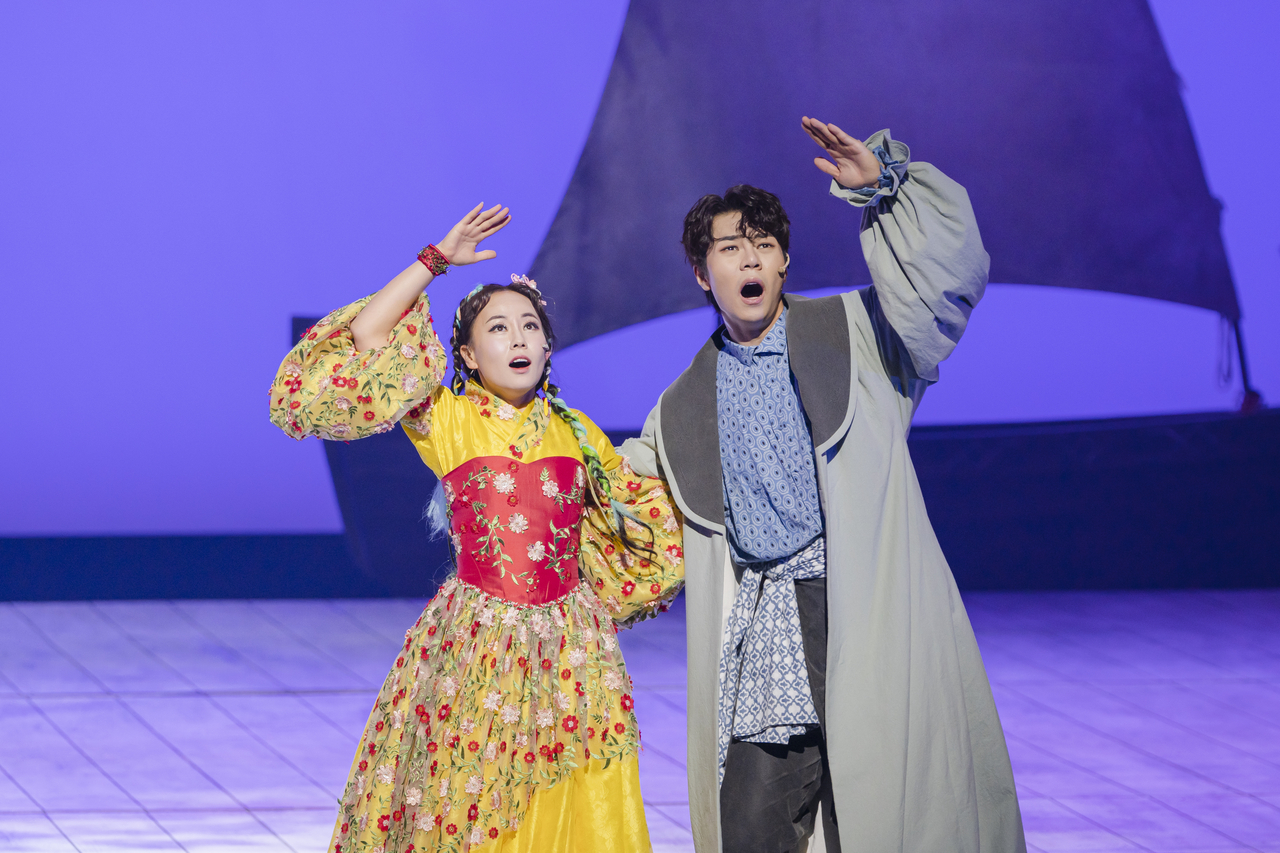 Min Eun-kyung (left) and Kim Soo-in perform in “The Merchants of Venice." (National Theater of Korea)