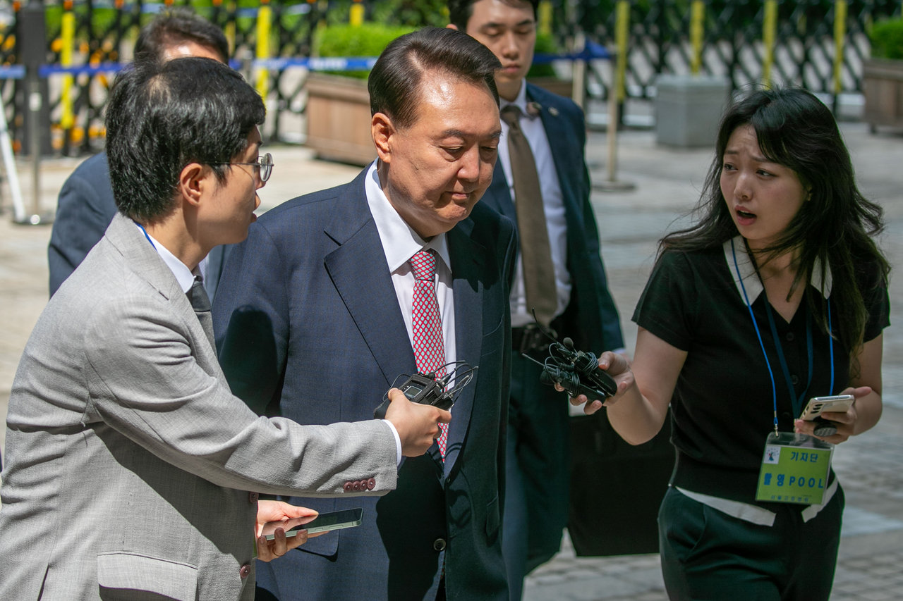 Former President Yoon Suk Yeol (center) arrives at the Seoul Central District Court in the capital city on Monday, to attend the sixth hearing of his insurrection trial. (Yonhap)