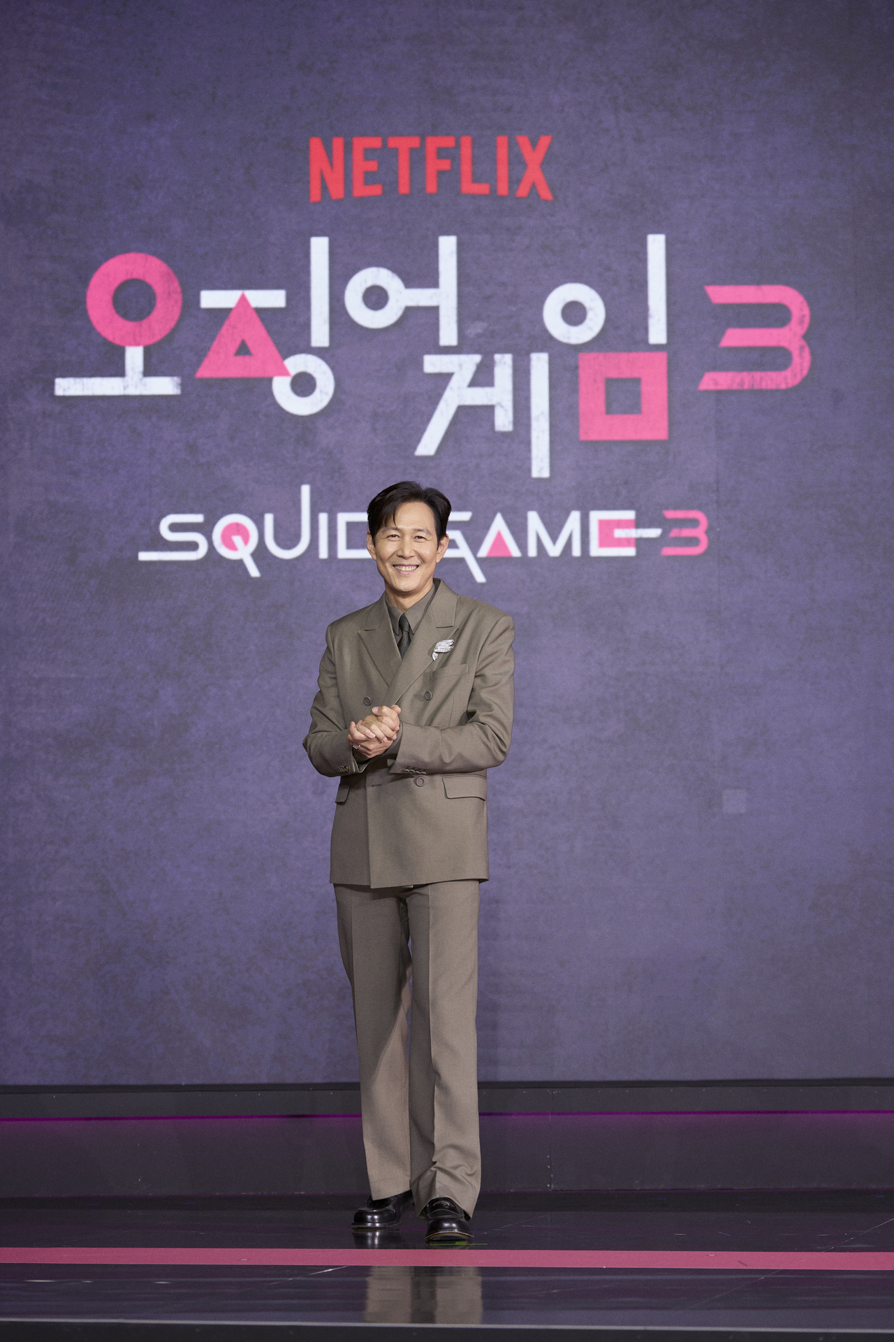 오징어 게임 프랑스 토토사이트3 제작발표회에서 배우 이정재가 포즈를 취하고 있다. [넷플릭스 제공]