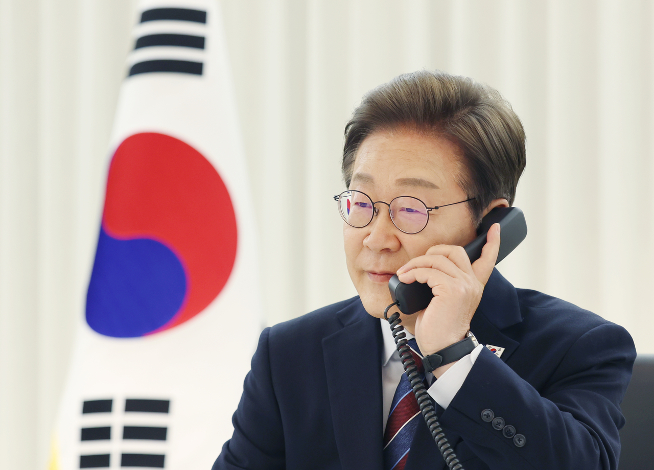 이재명 대통령이 6일 서울 한남동 관저에서 도널드 트럼프 미국 대통령과 전화 통화를 하기 위해 수화기를 들고 있다. [연합]